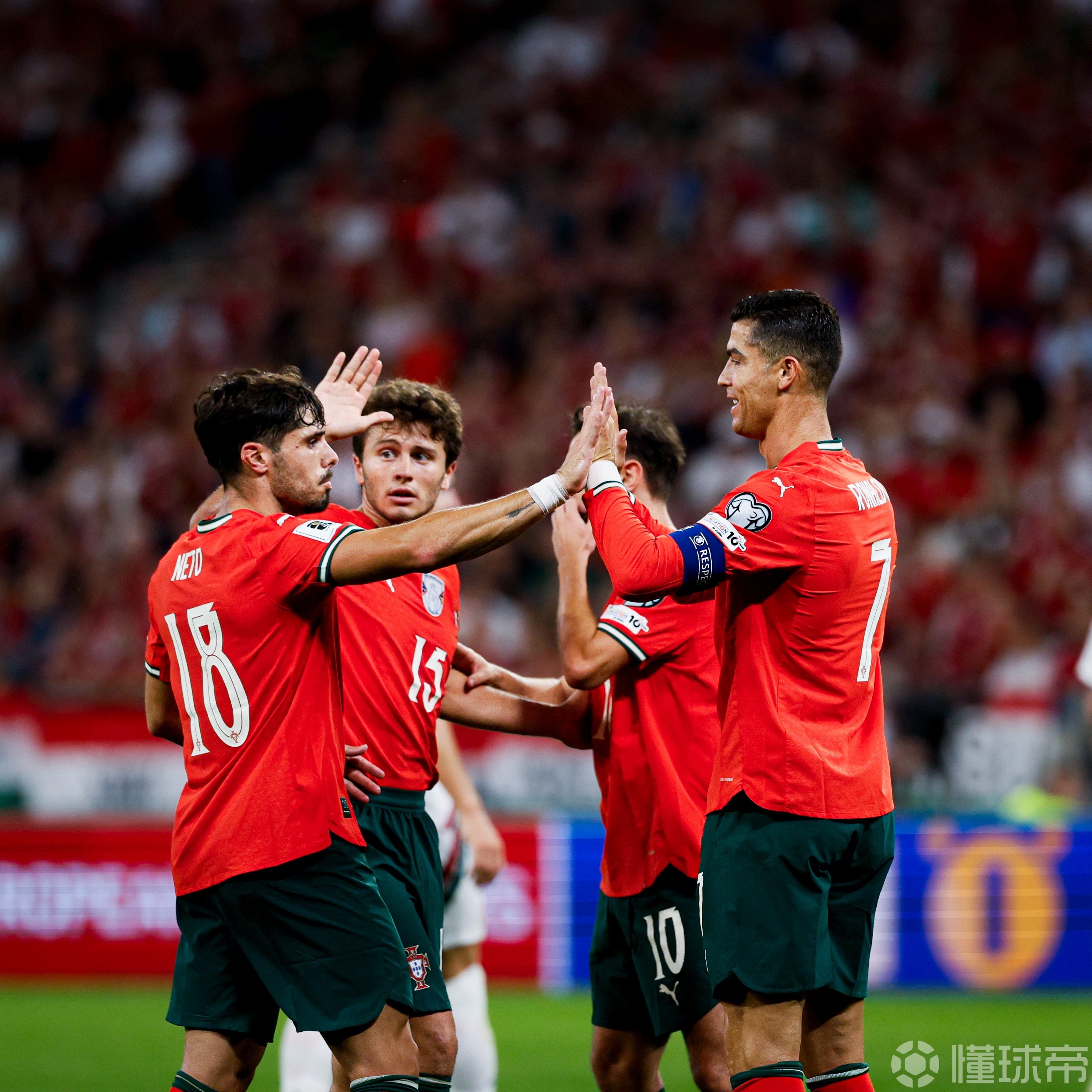 包含C罗回归赛场，战术调整首场状态亮眼，巴黎圣日耳曼观众沸腾！的词条